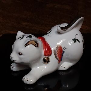 Vintage Playing Porcelaine Cat With Butterflys And Red Collar With Bell...B107